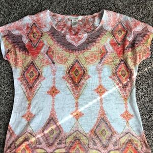 Short sleeve tee with a hi-low hem